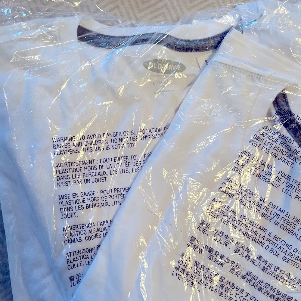 Men’s old navy BNWT basic white vneck tee. SIZE L